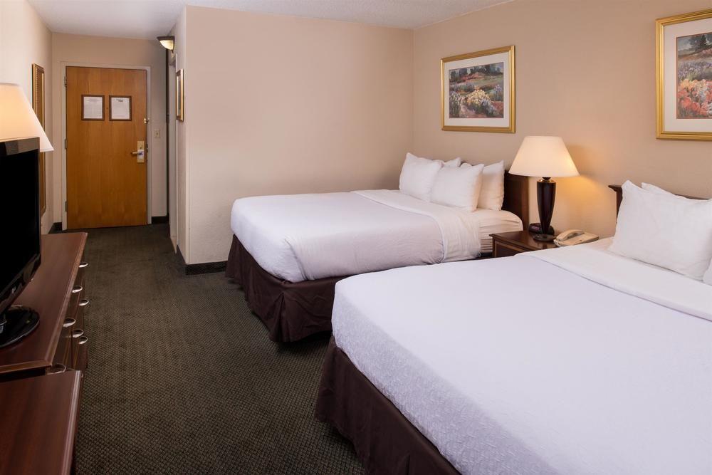 Ramada Plaza Rochester Airport מראה חיצוני תמונה