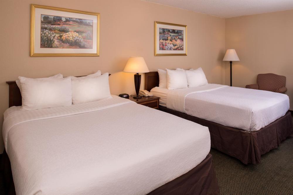 Ramada Plaza Rochester Airport מראה חיצוני תמונה