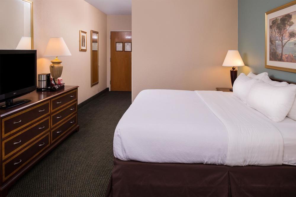 Ramada Plaza Rochester Airport מראה חיצוני תמונה