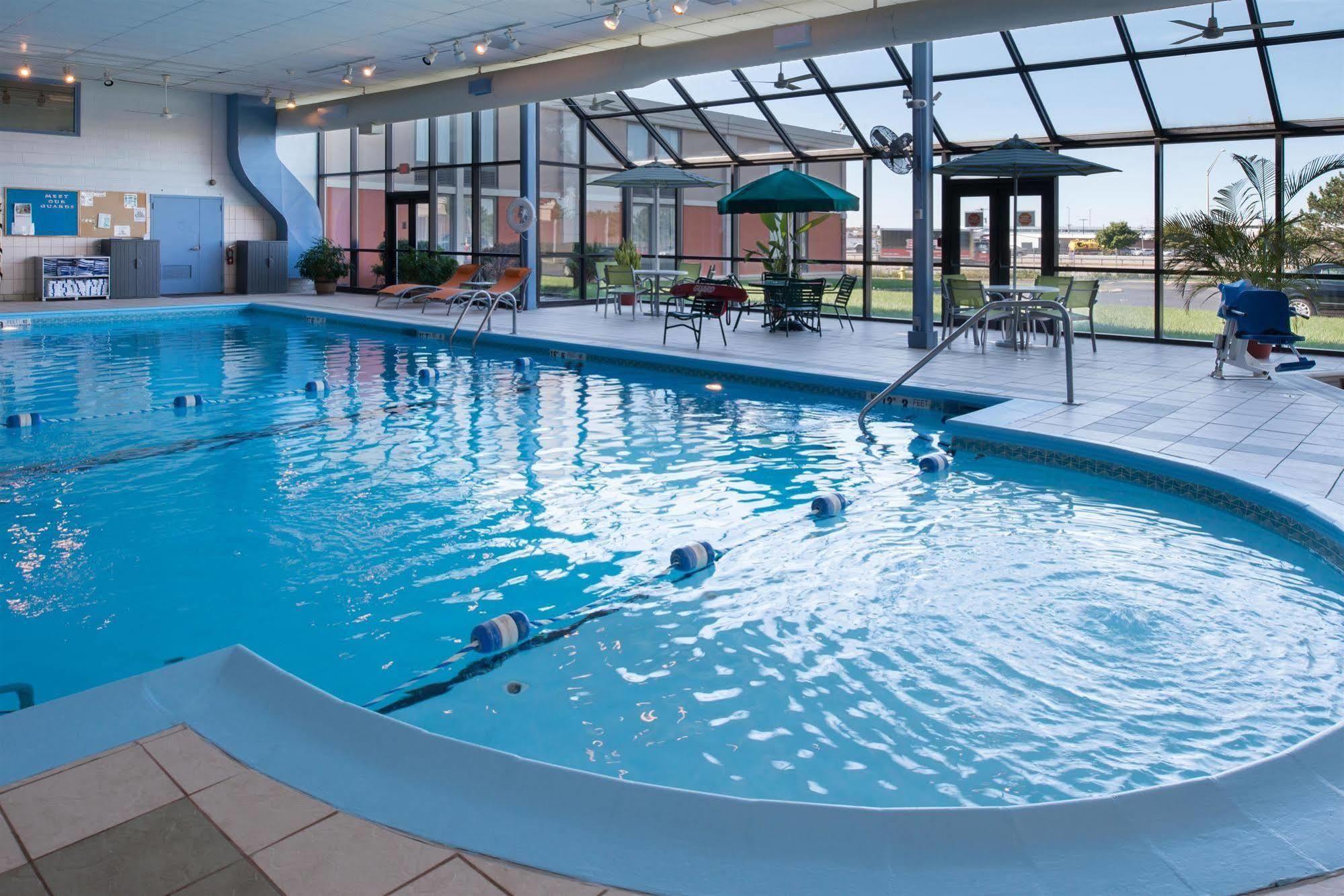 Ramada Plaza Rochester Airport מראה חיצוני תמונה